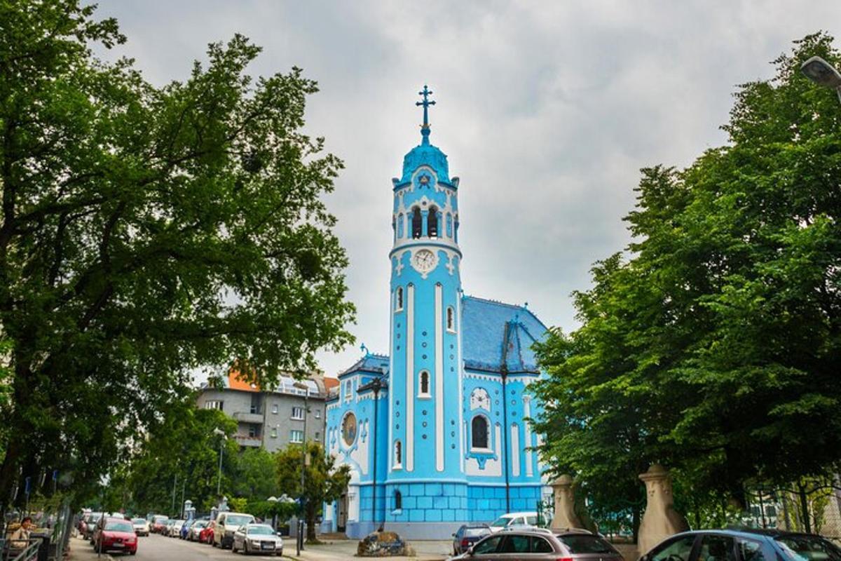 modrý kostel s hodinovou věží na ulici