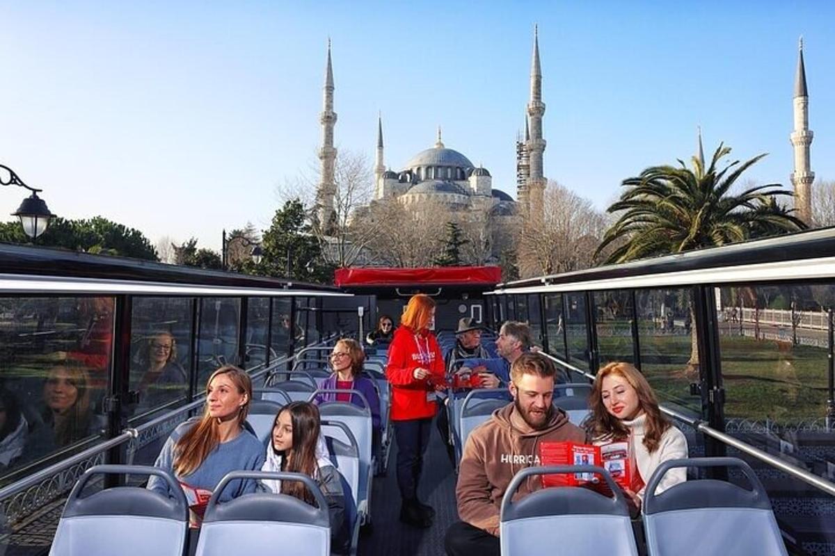 un grup de persones assegudes en un autobús davant de la mesquita blava