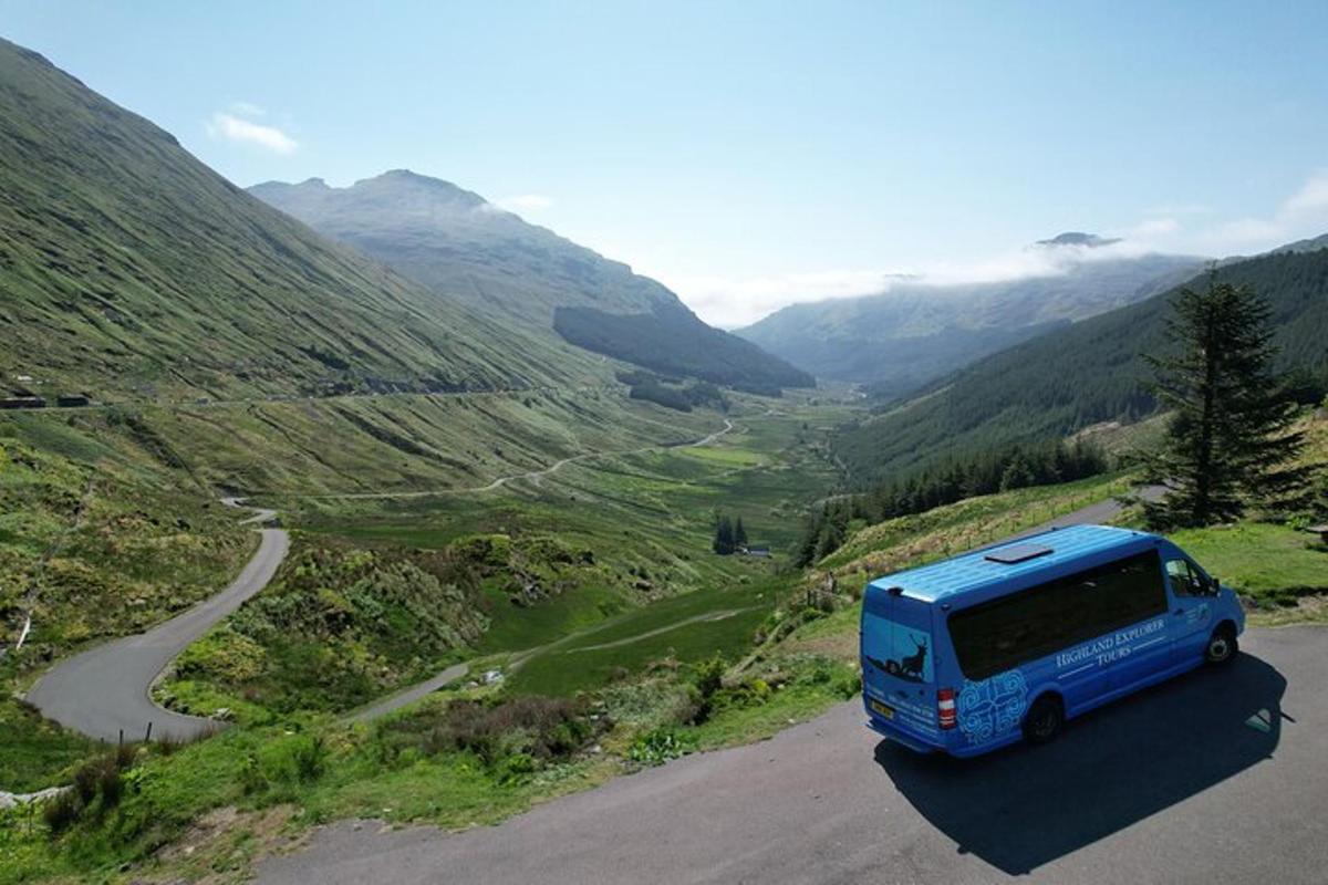 un furgone blu che percorre una strada di montagna
