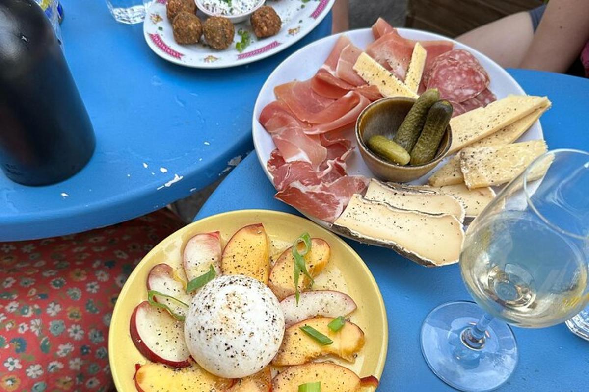 et blått bord med tallerkener med mat på