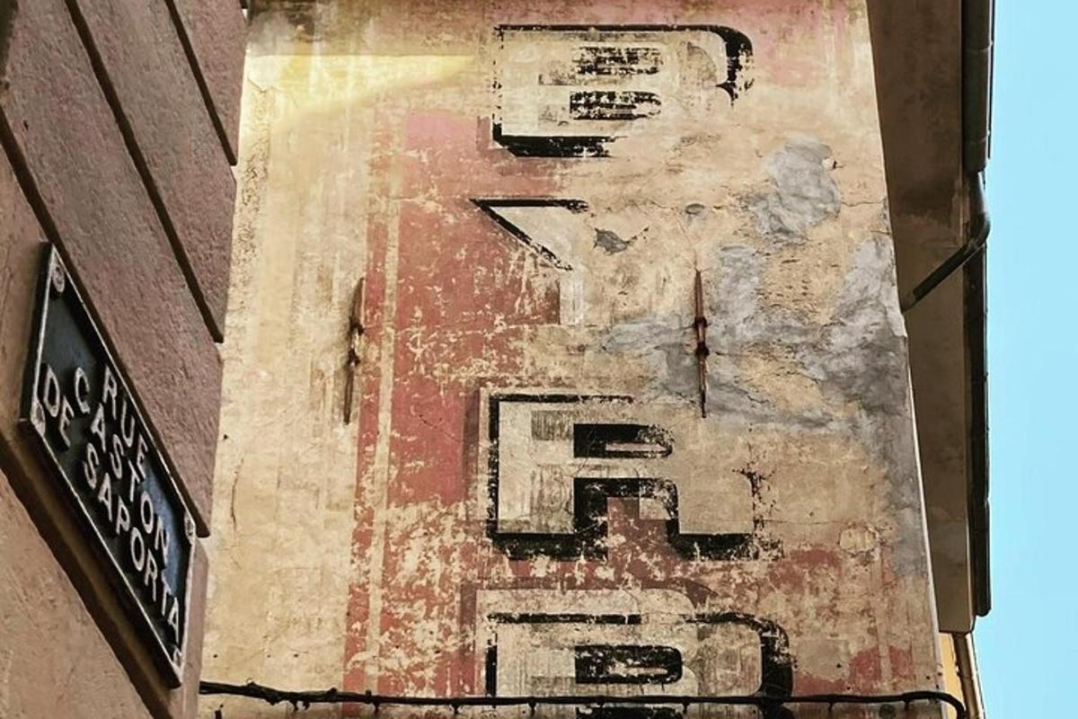 μια παλιά πινακίδα στην άκρη ενός κτιρίου