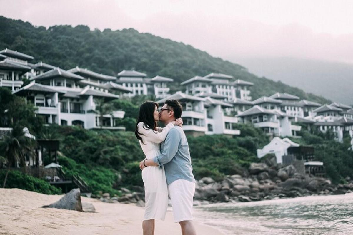 một người đàn ông và một người phụ nữ hôn nhau trên bãi biển