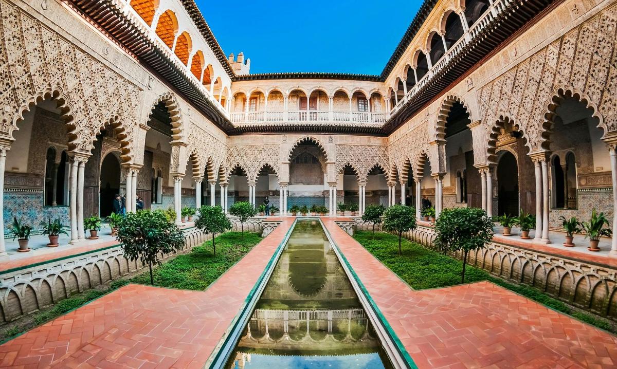 ein Innenhof eines Gebäudes mit einem Wasserbecken