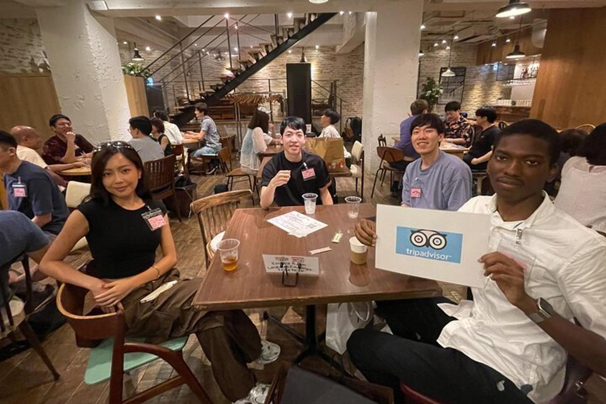 un grupo de personas sentadas en una mesa en un restaurante