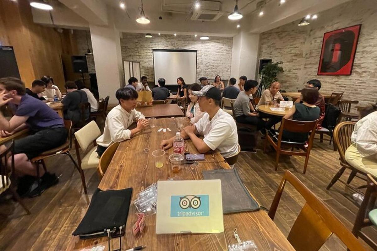sekumpulan orang yang duduk di meja di sebuah restoran