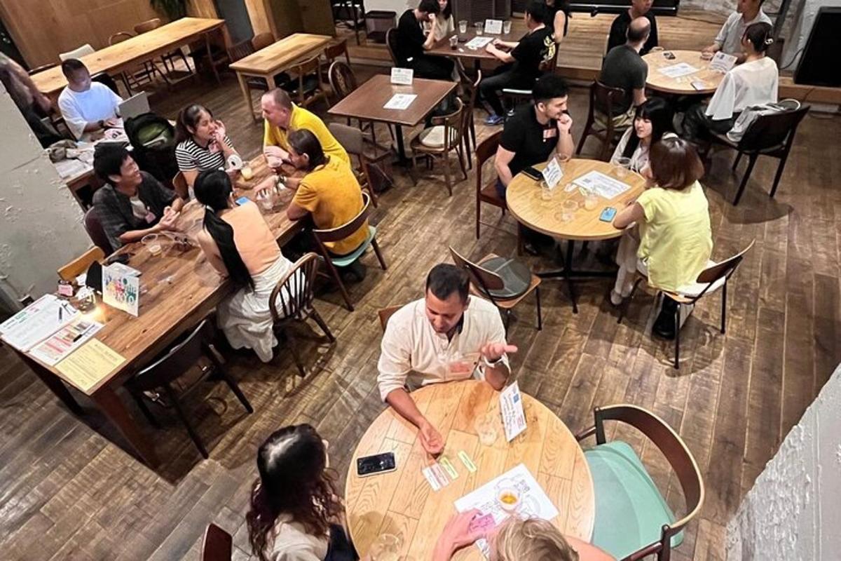 sekumpulan orang yang duduk di meja di sebuah restoran