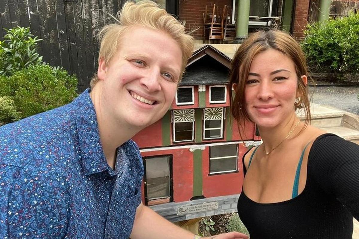 mees ja naine seisavad maja ees