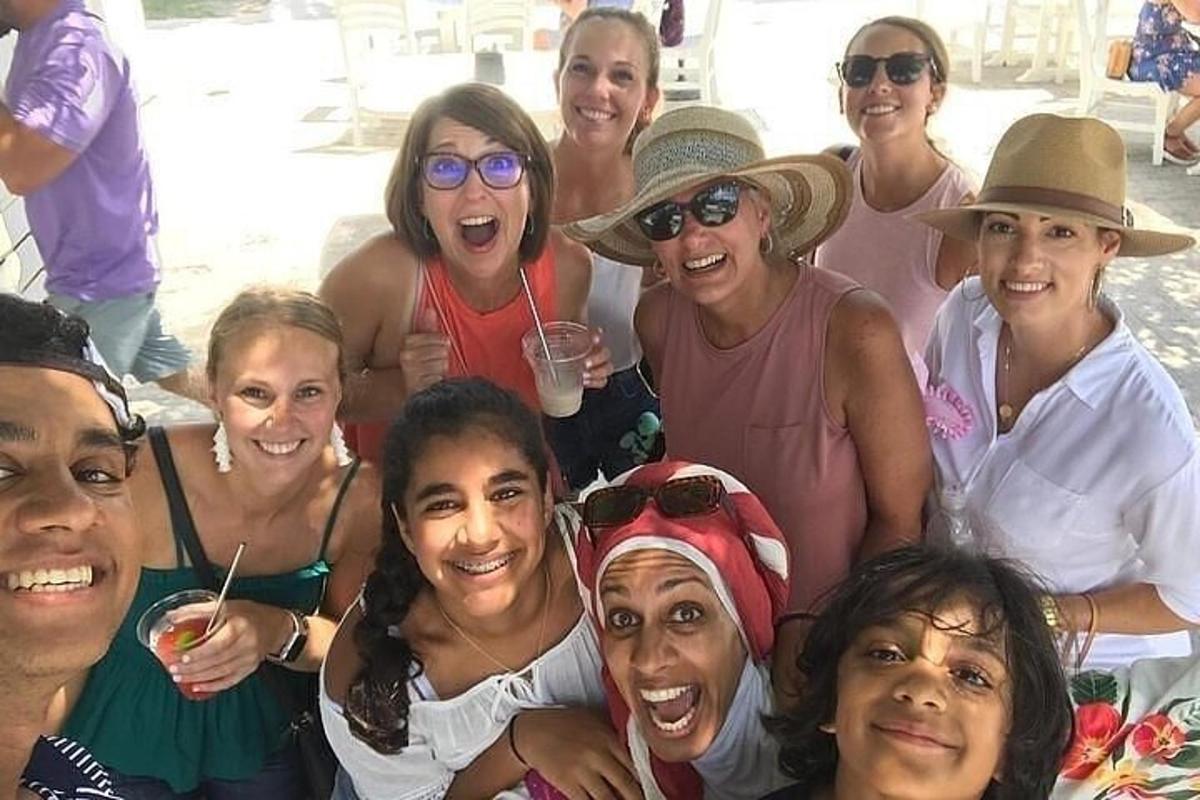 grupp naisi poseerib pildi jaoks