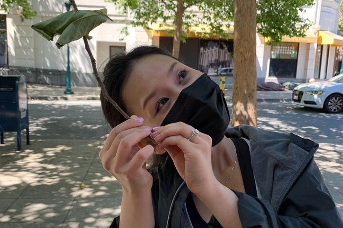 seorang wanita dengan topeng hitam di wajahnya