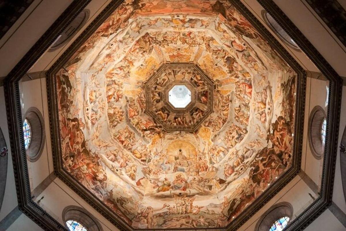 un soffitto di un edificio con un dipinto sopra