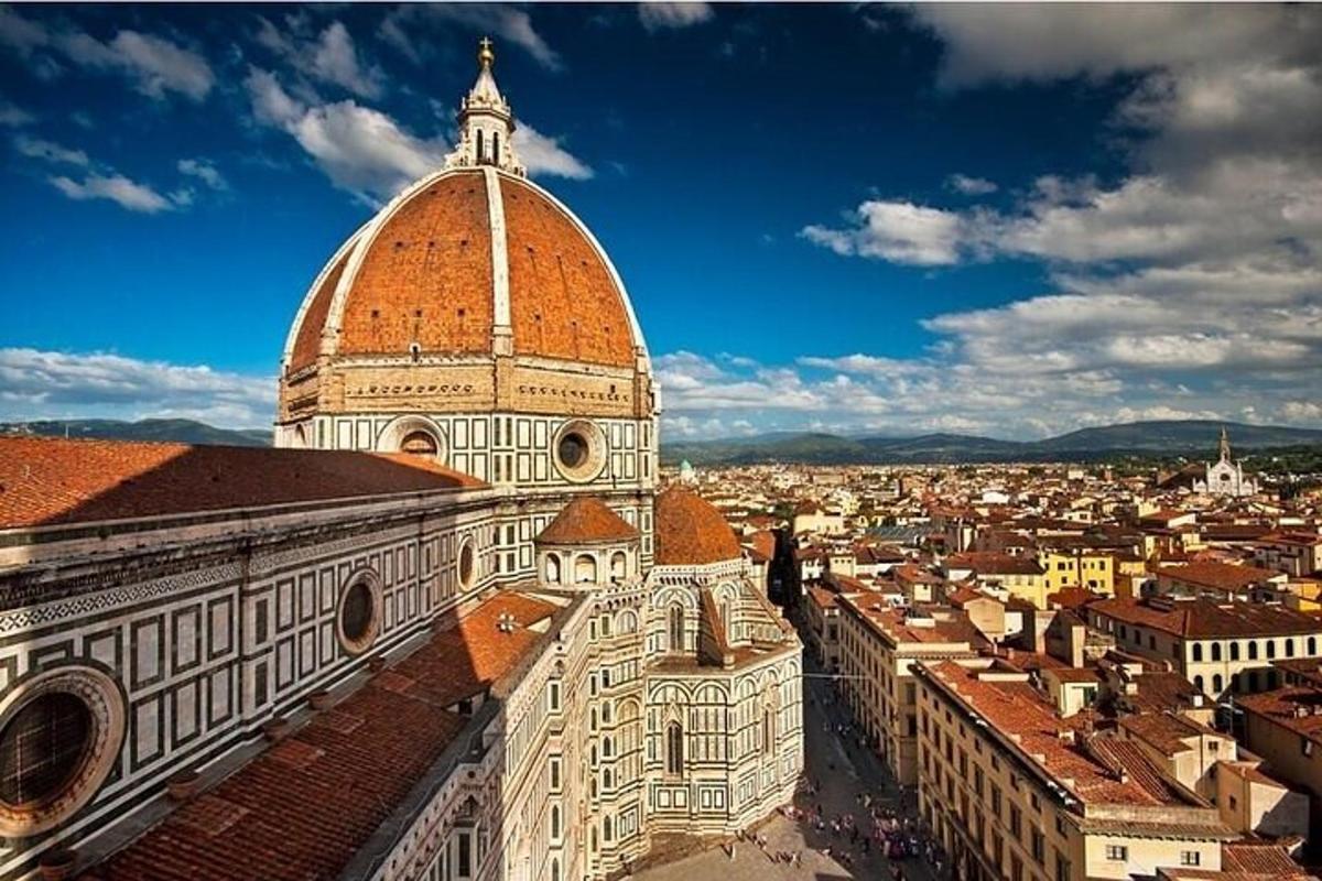 una vista di un edificio con una cupola in cima