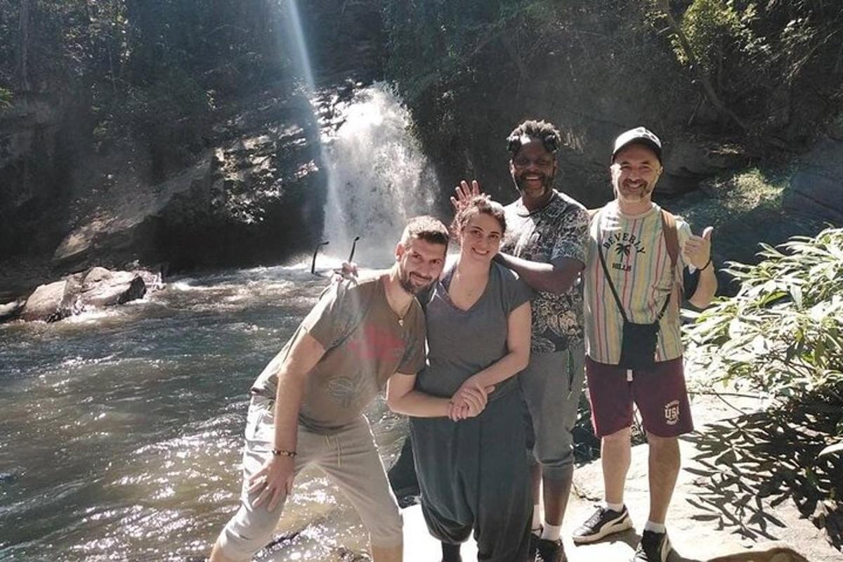 eine Gruppe von Menschen steht neben einem Fluss