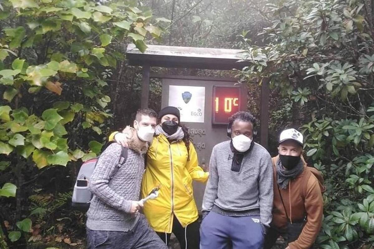 grupp maske kandvaid inimesi seisab teemaksupunkti ees