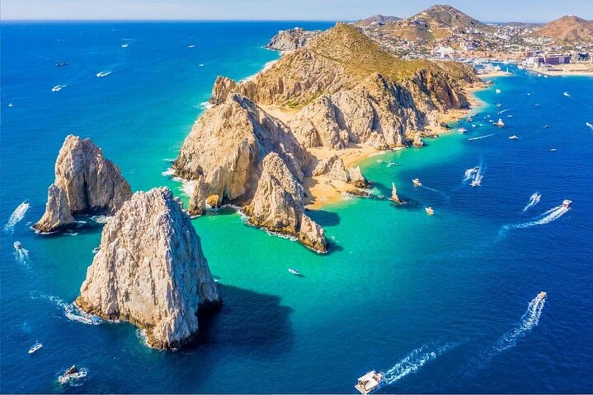 sebuah pulau di lautan dengan bebatuan di dalam air