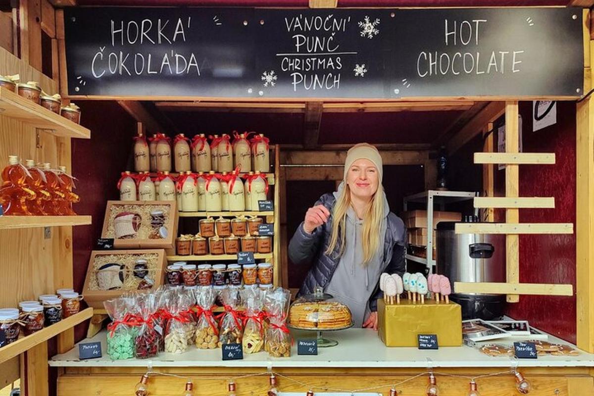ženska, ki stoji za pultom v trgovini z živili
