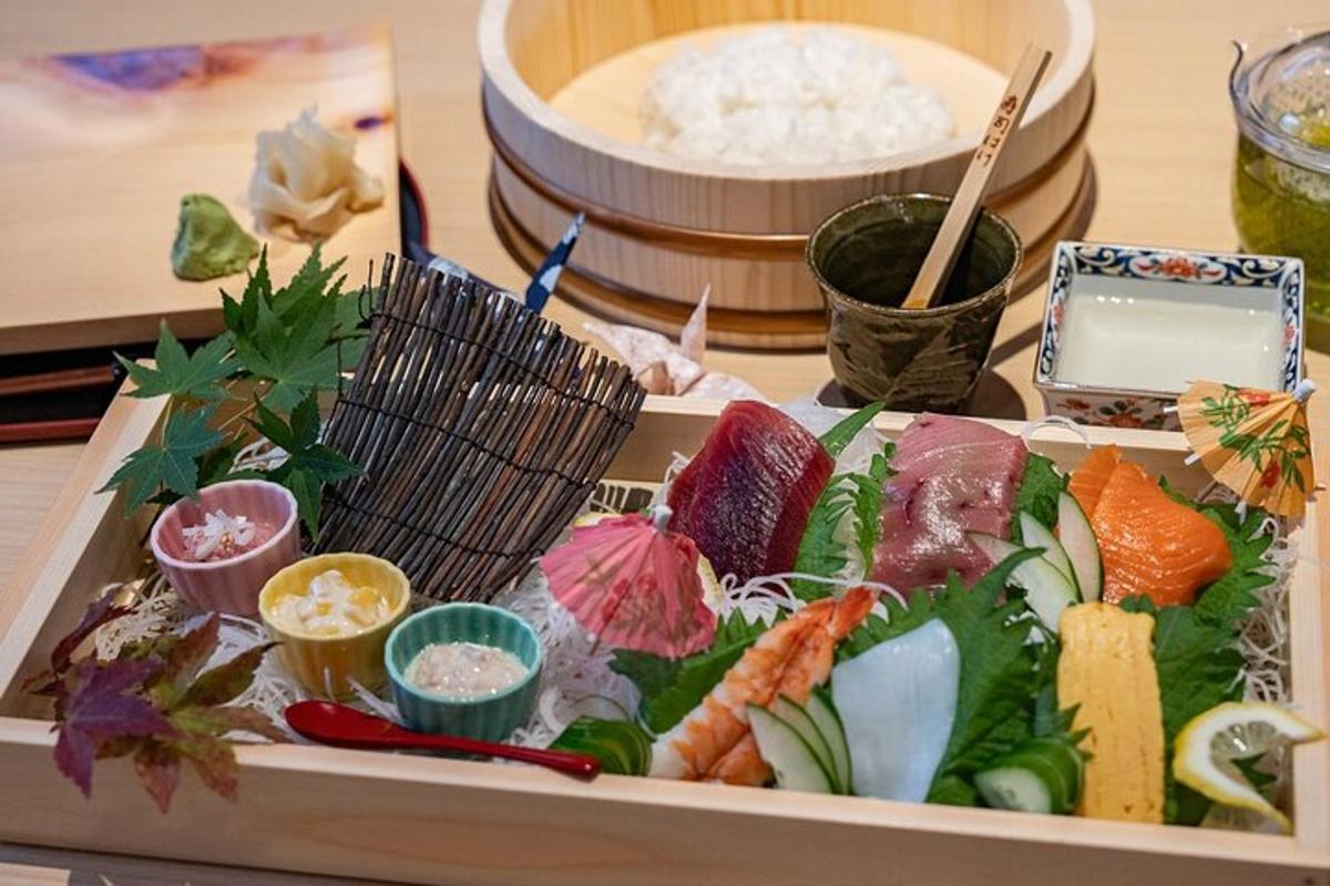 tác s jídlem a sushi na stole