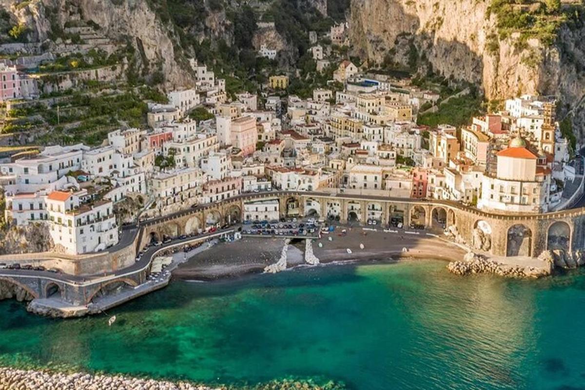 una vista aerea di una città con un ponte sull'acqua
