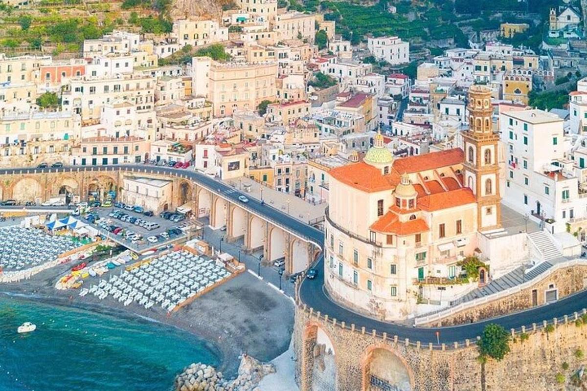 una vista aerea di una città con un porto