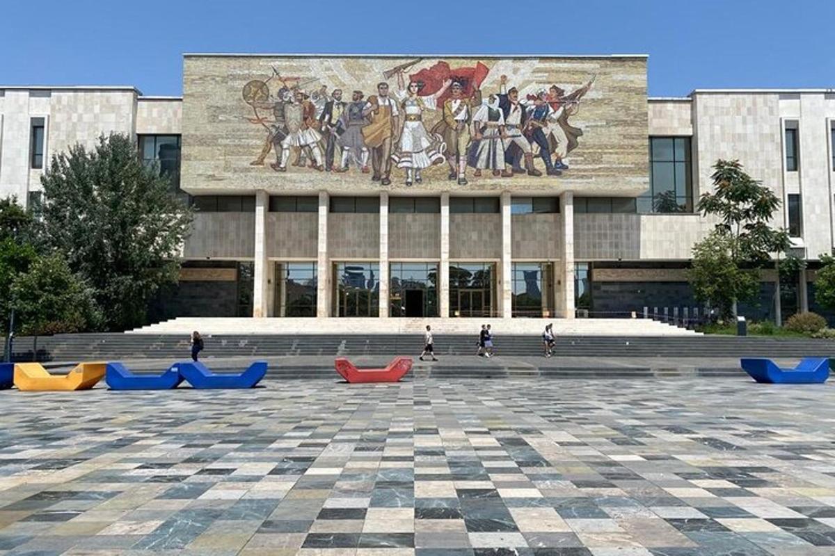 un edifici amb un mural al costat