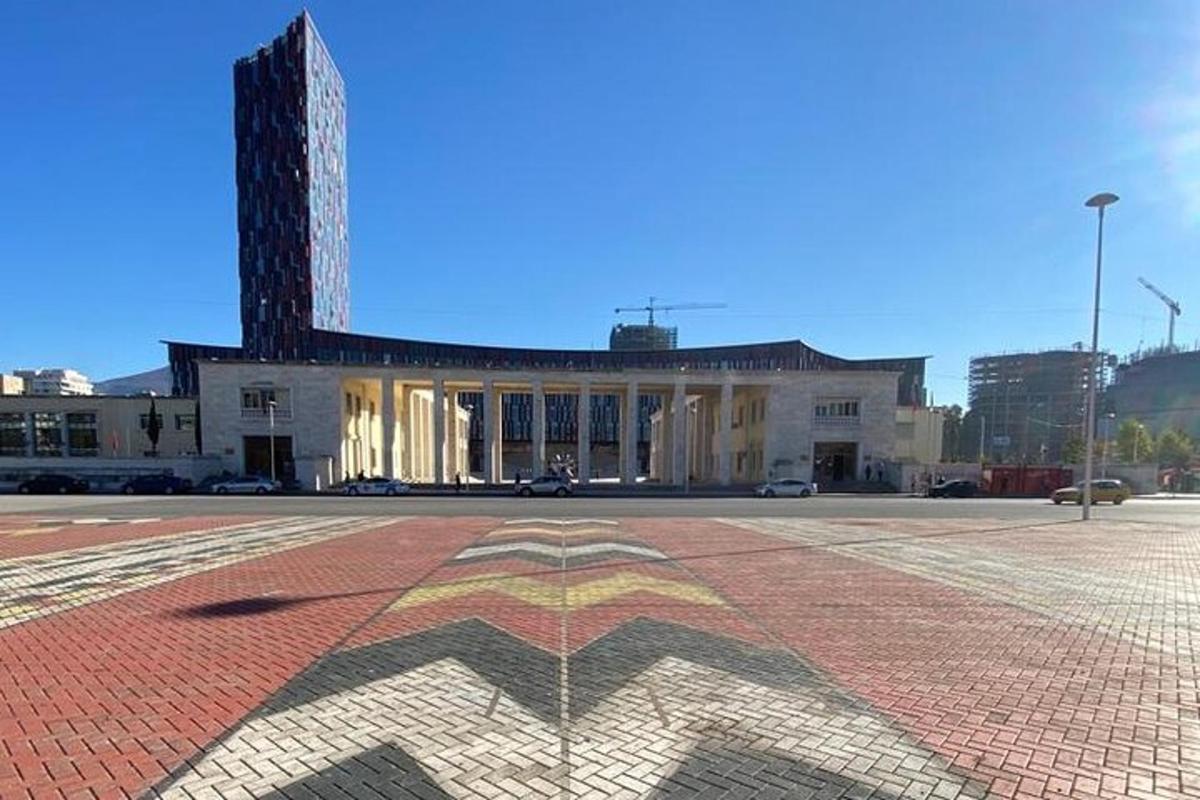 un edifici amb un terra de mosaic davant d'un edifici