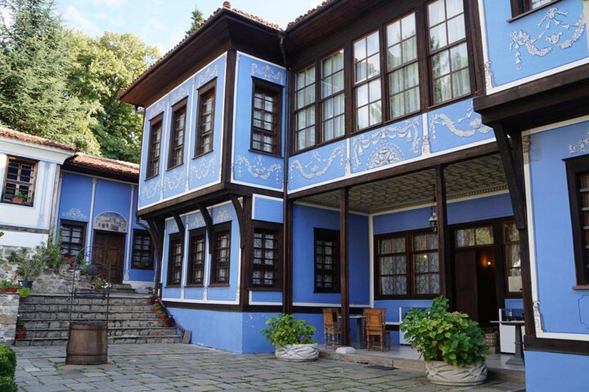 modrobílá budova se schody a okny