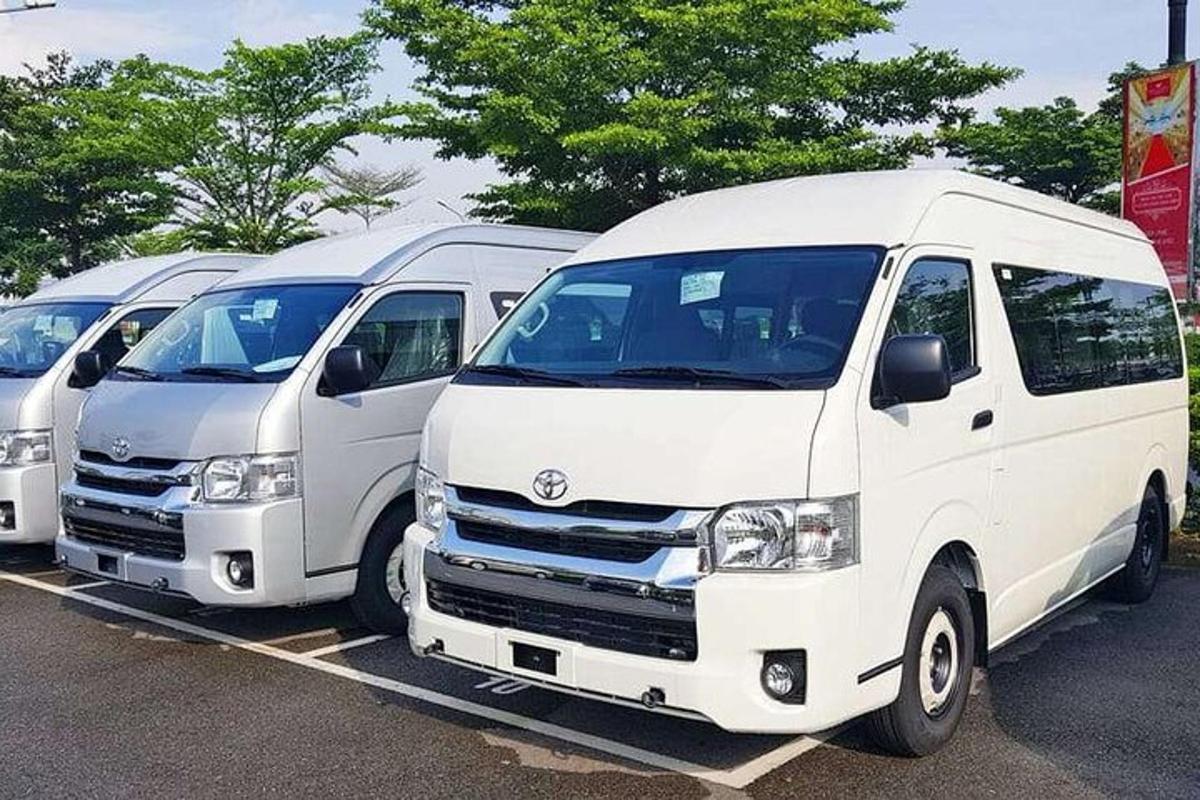 uma fileira de vans brancas estacionadas em um estacionamento