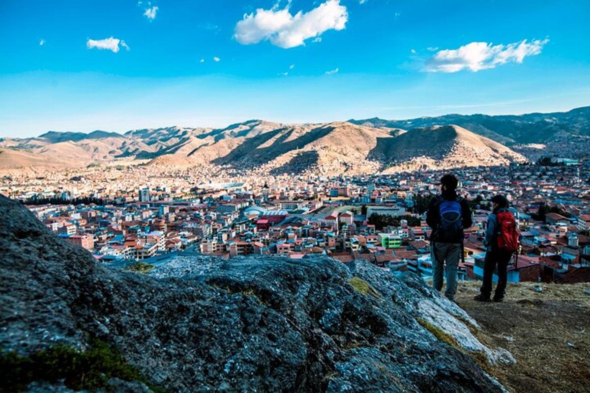 شخصان يقفان على قمة جبل ينظران إلى المدينة