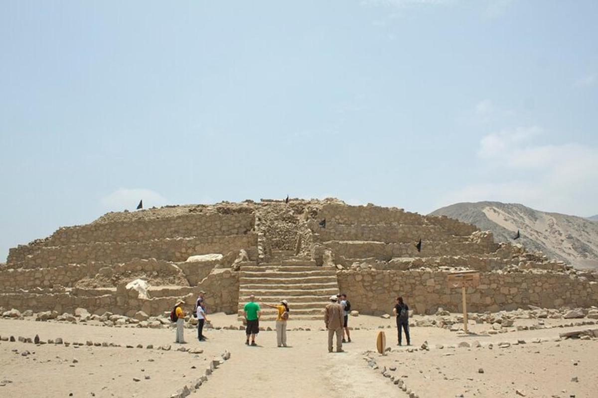 un groupe de personnes debout devant une pyramide