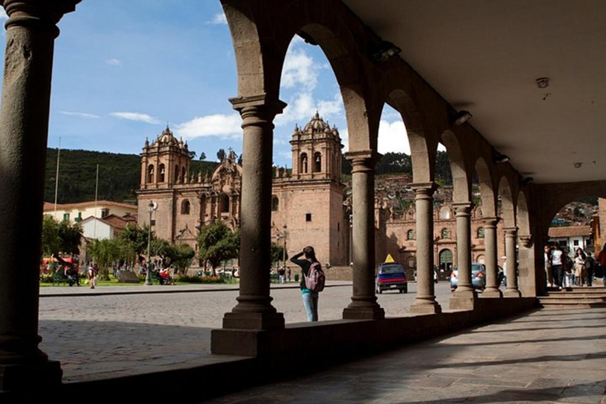 una persona caminando por un edificio con columnas