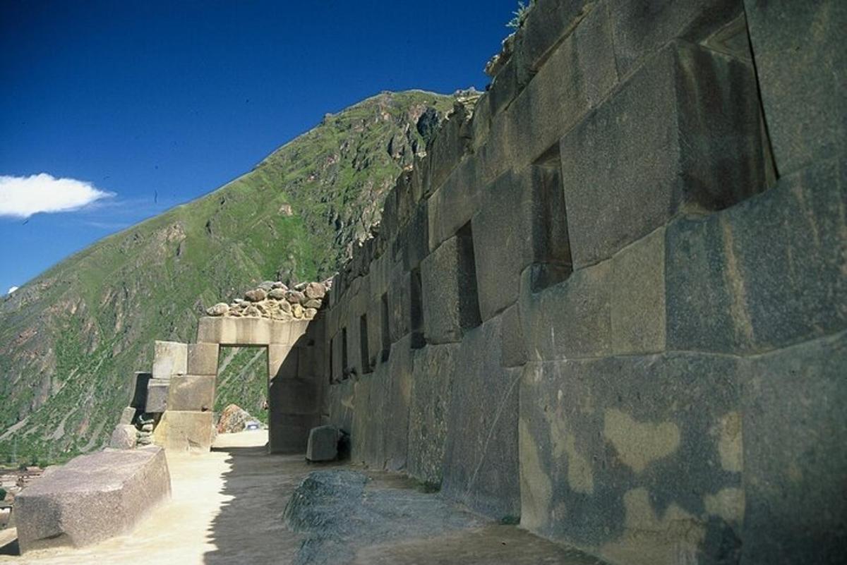 um muro de pedra com uma montanha ao fundo