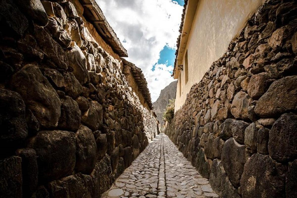 um beco de pedra entre dois edifícios de pedra
