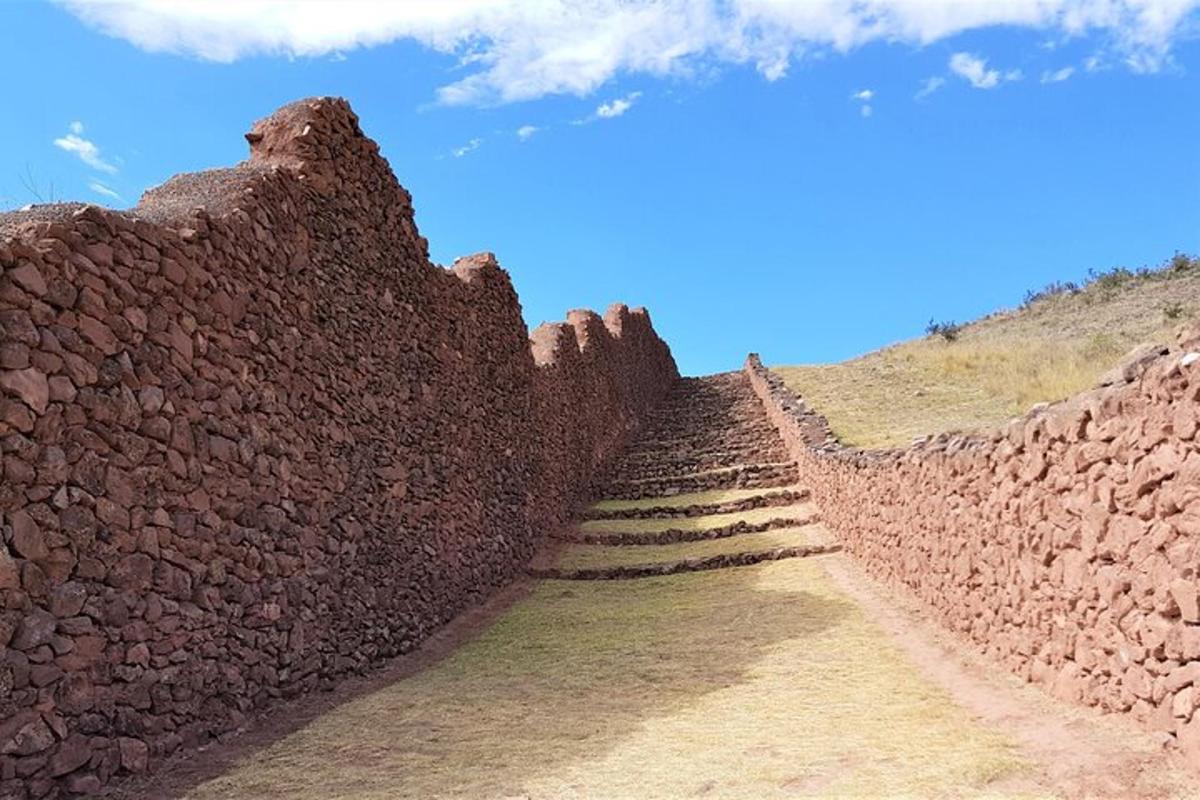 un mur de pedra amb escales en un turó