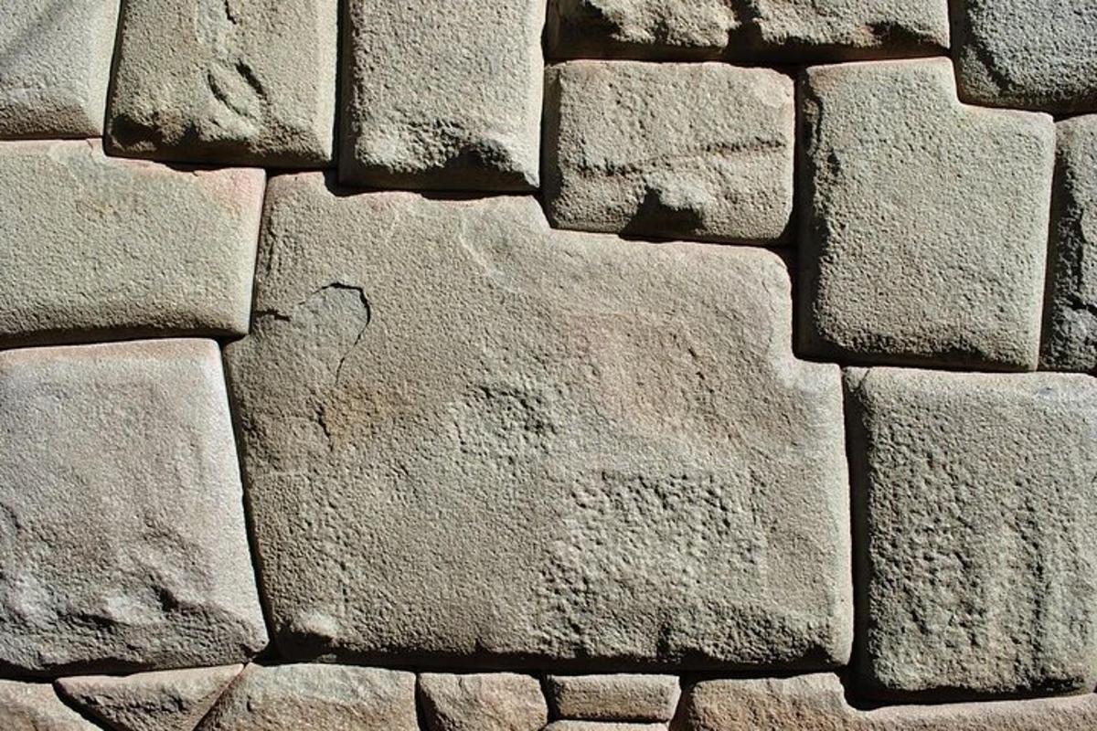 una pila de maons de pedra en una paret