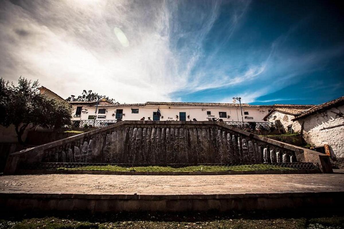 un edifici amb una tanca al davant