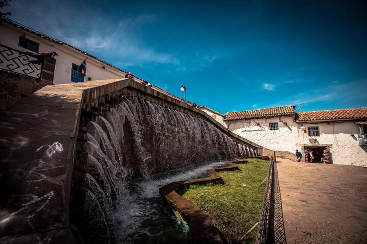 un pont de pedra sobre un riu al costat d'un edifici
