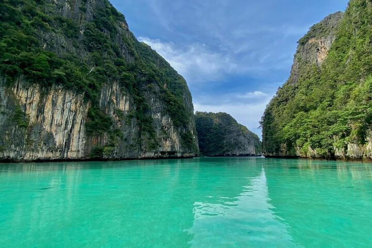 una vista di un fiume con acqua turchese tra due montagne