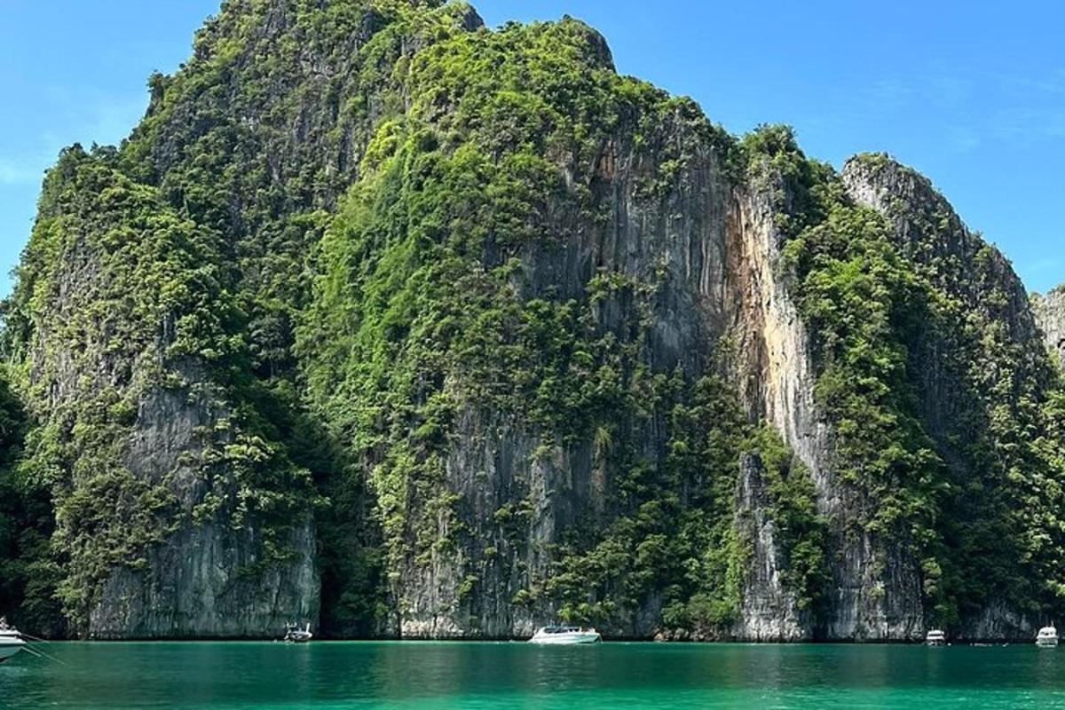 una montagna nell'acqua con delle barche dentro