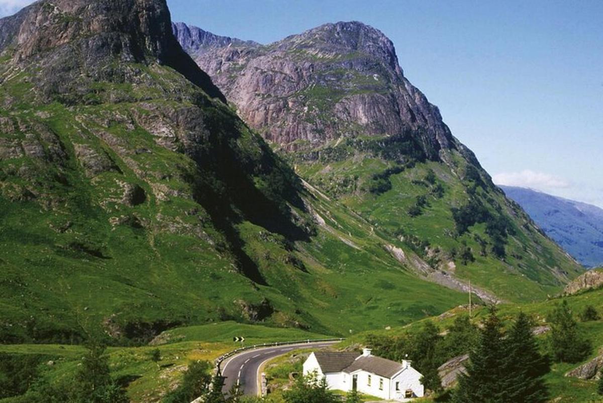 hús á fjallshlíð með vegi