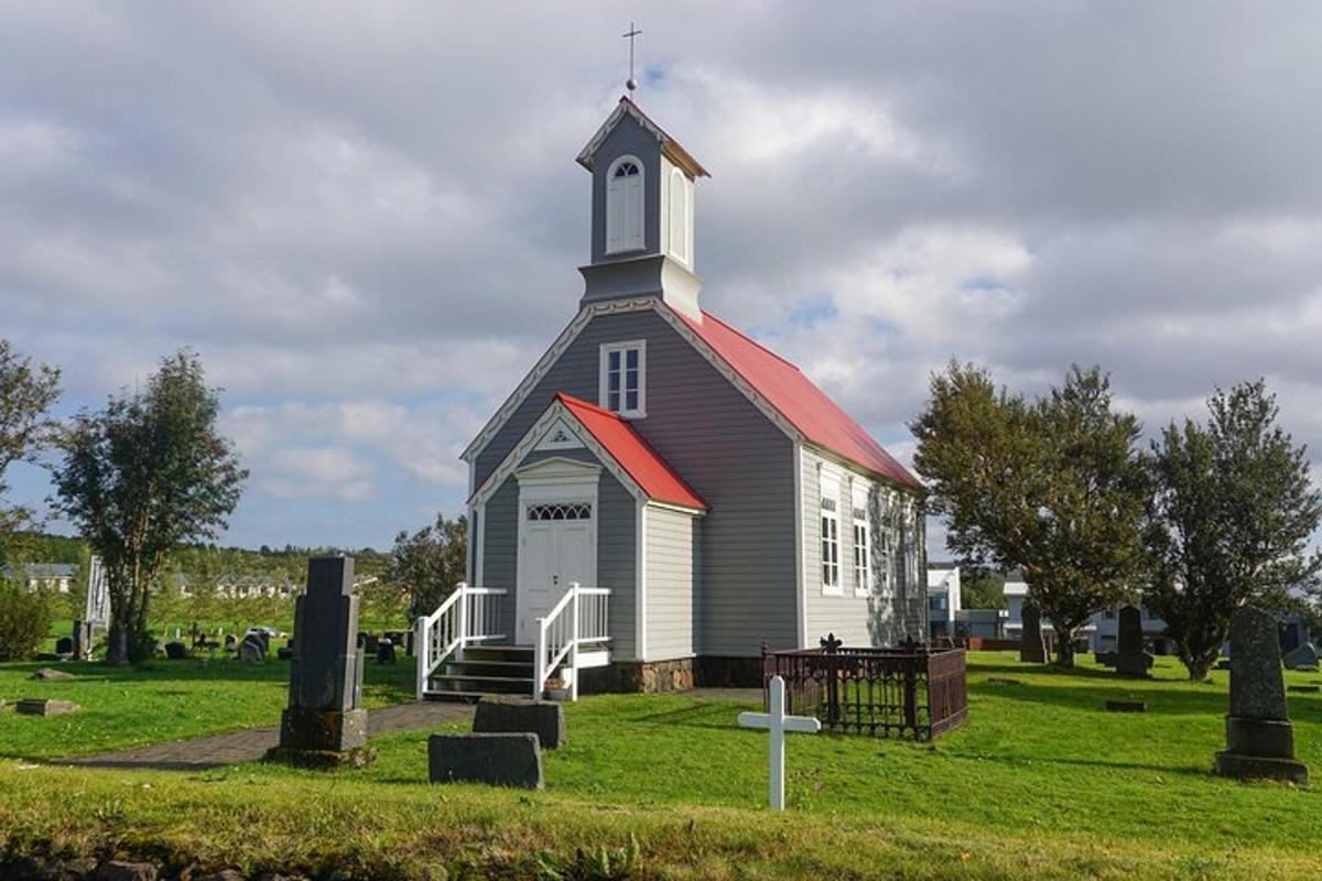 sebuah gereja dengan menara di atas padang hijau
