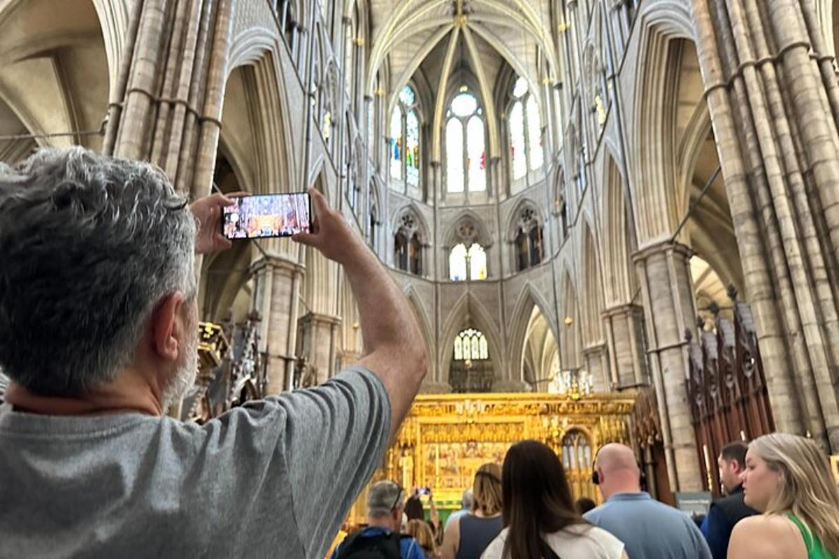 Un hombre tomando una fotografía de una catedral