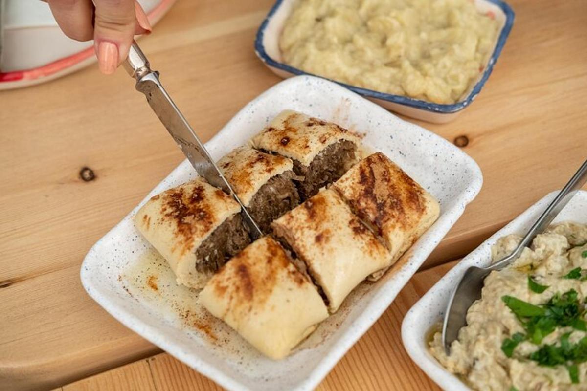 ένα άτομο που κόβει φαγητό σε ένα πιάτο με ένα μαχαίρι