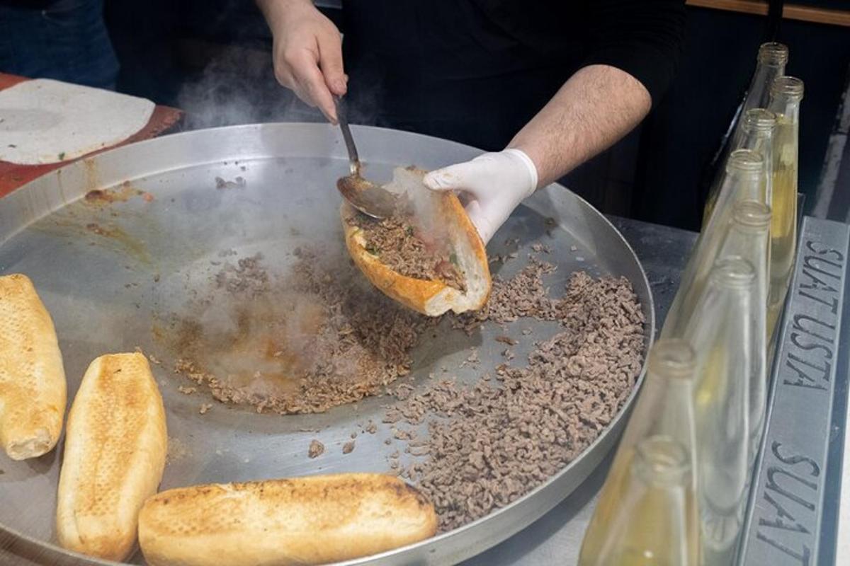 ένα άτομο φτιάχνει ψωμί σε ένα τηγάνι