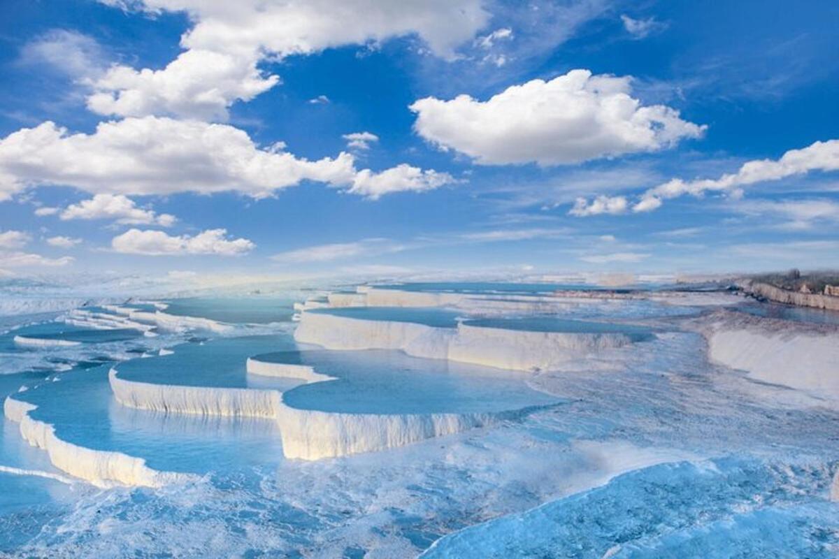 Letecký pohled na islandské jezero s ledovci