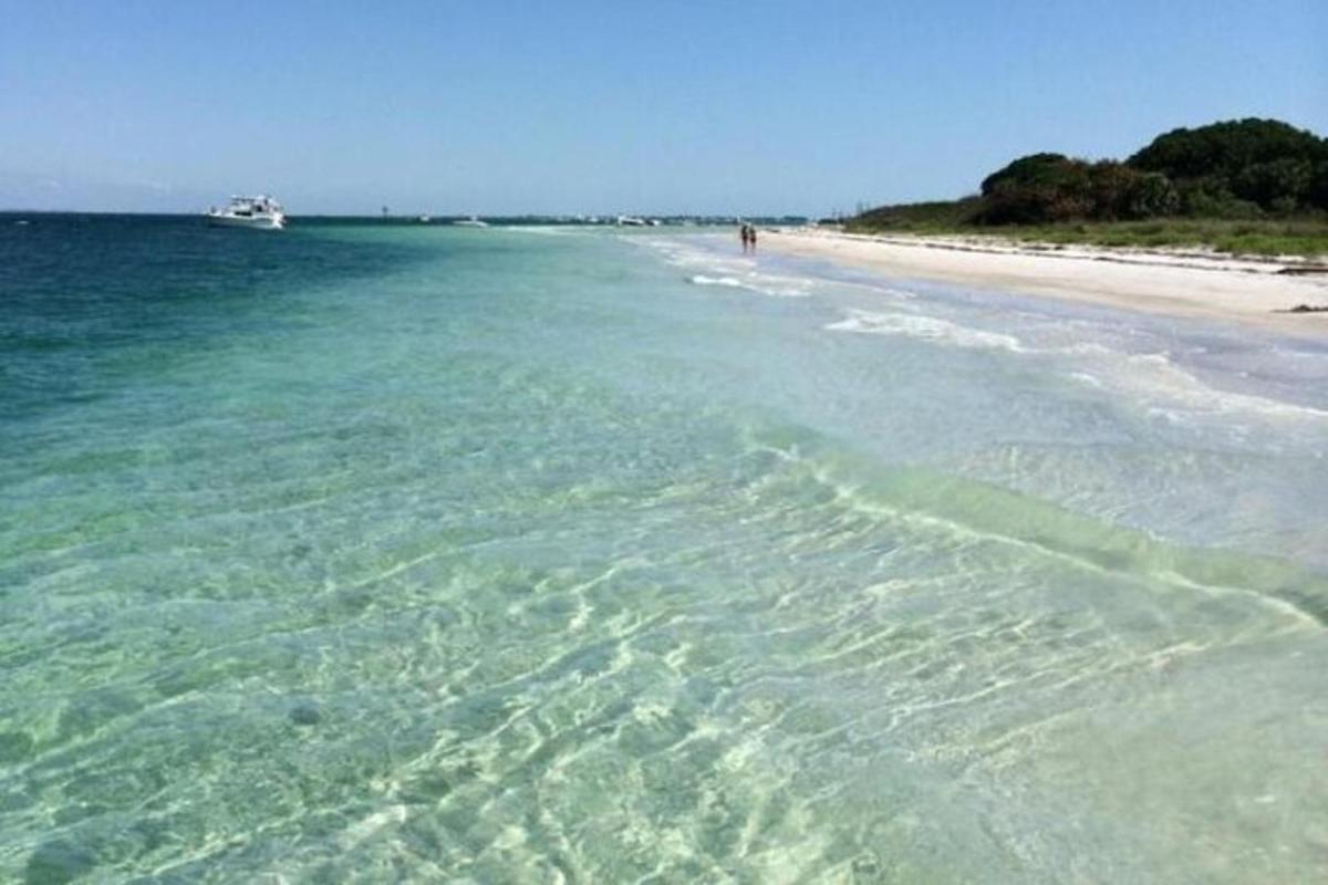 una spiaggia con una barca in acqua