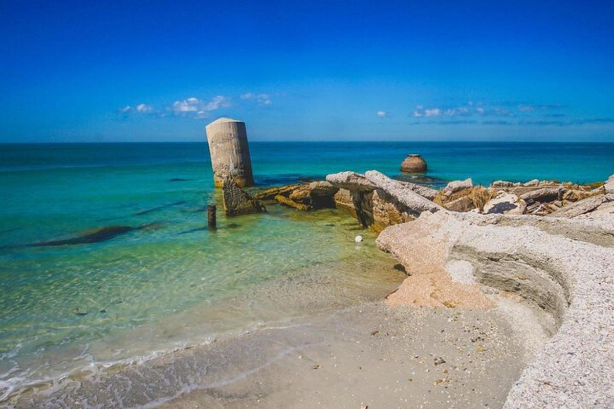 una vista dell'oceano con rocce nell'acqua