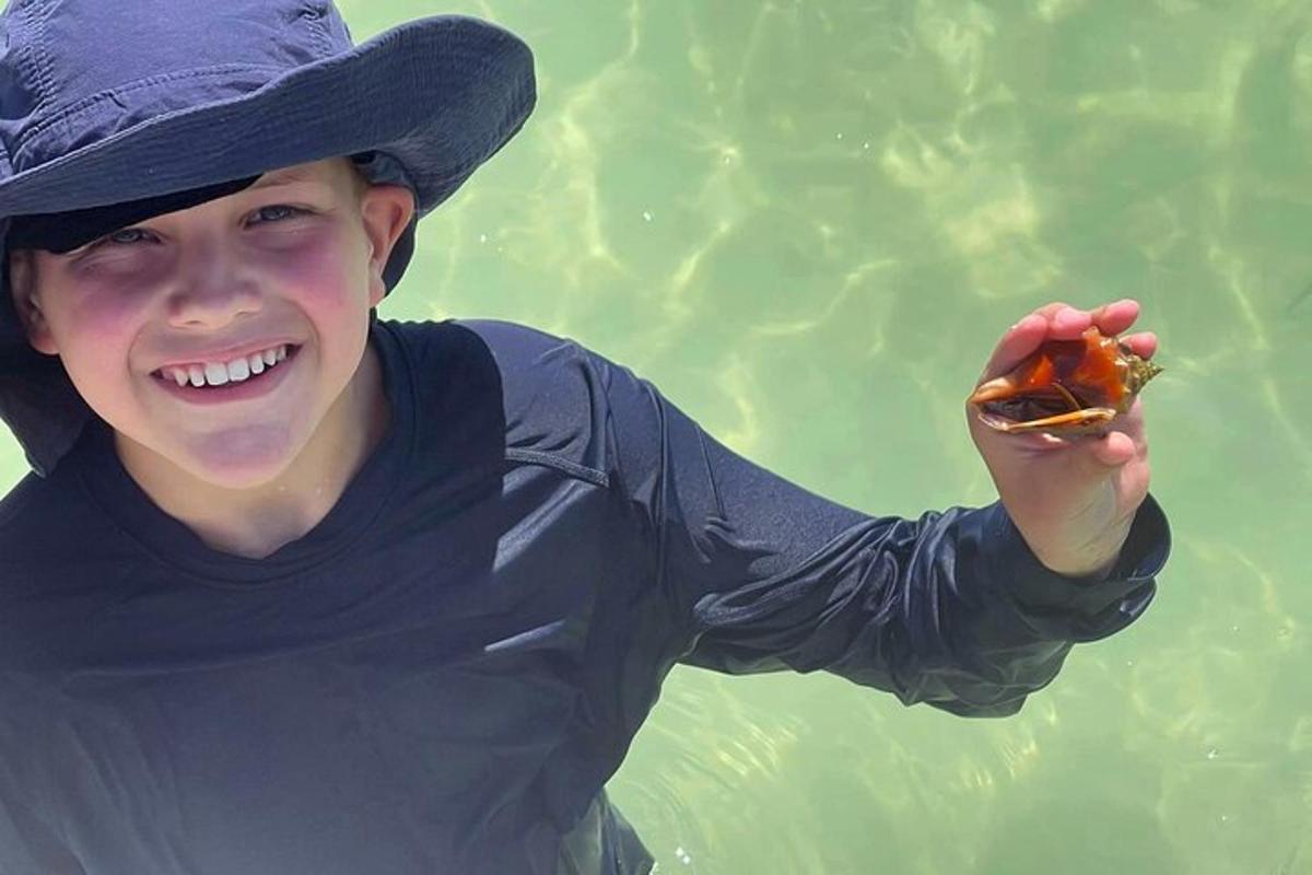 un ragazzino che tiene in mano un pezzo di cibo