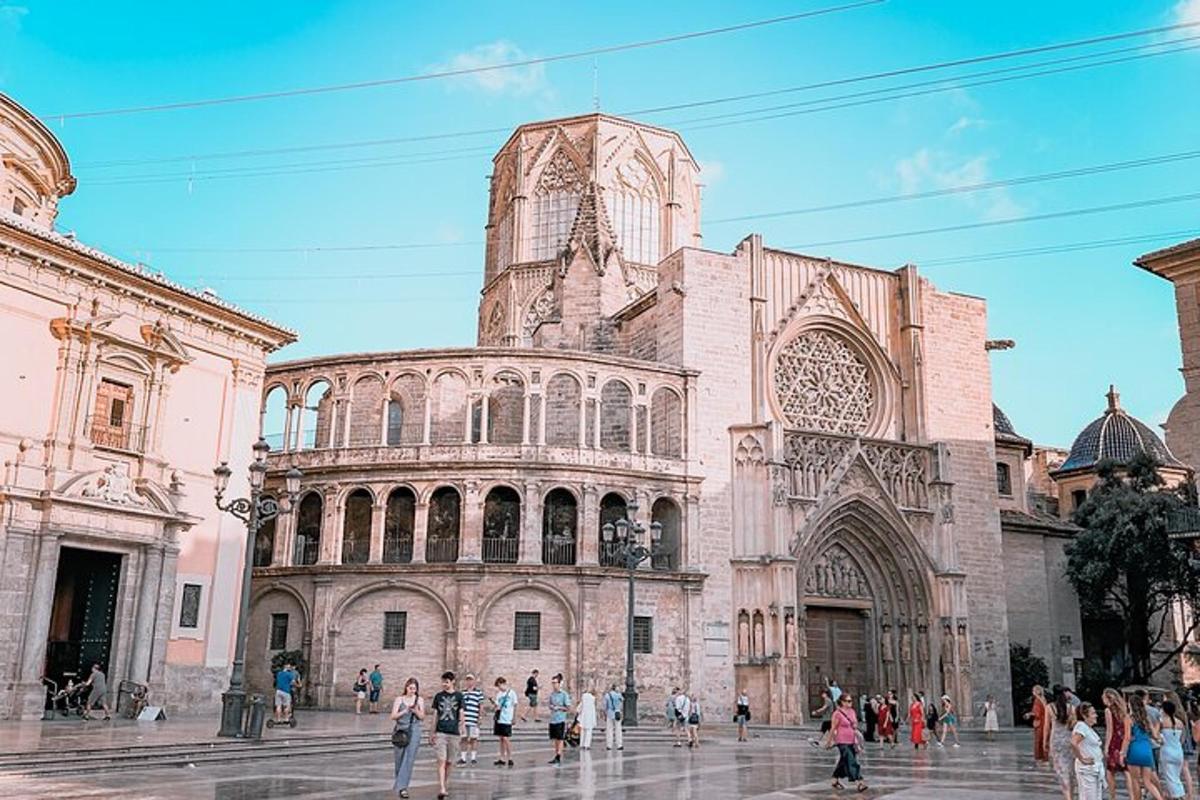 Un grupo de personas caminando frente a una catedral