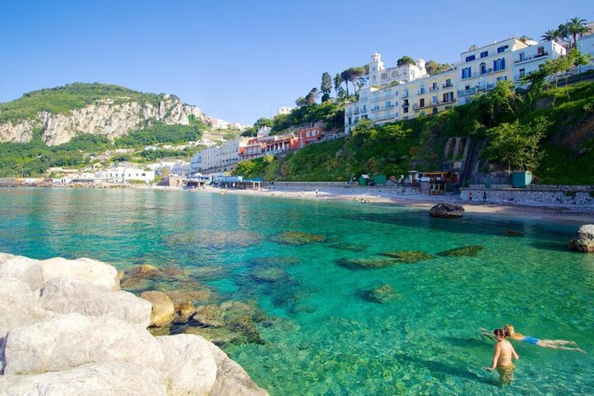 egy személy áll a vízben a strand közelében