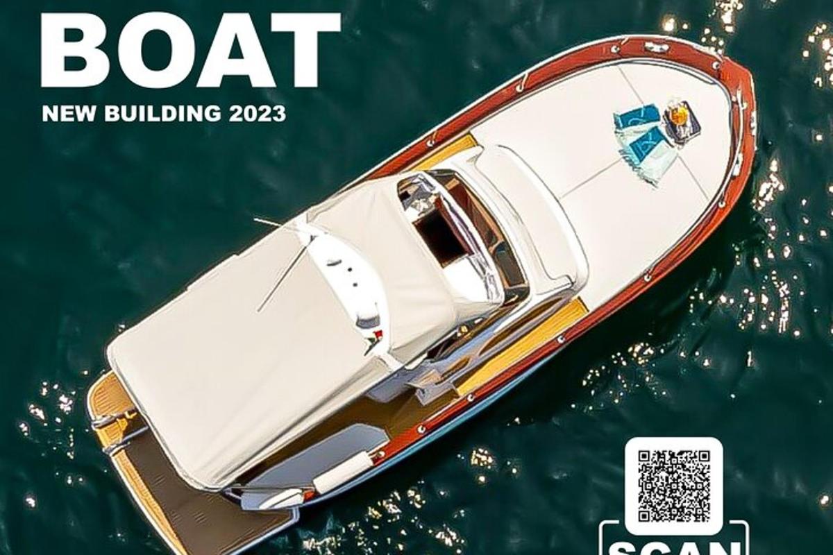 un poster di una barca in acqua