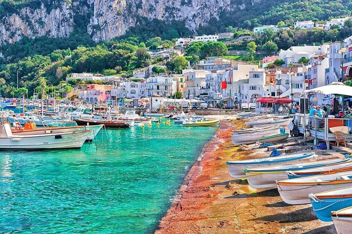 un gruppo di barche sulla riva di un porto